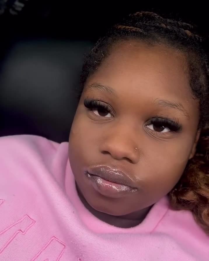 Lash set on a client in a pink top